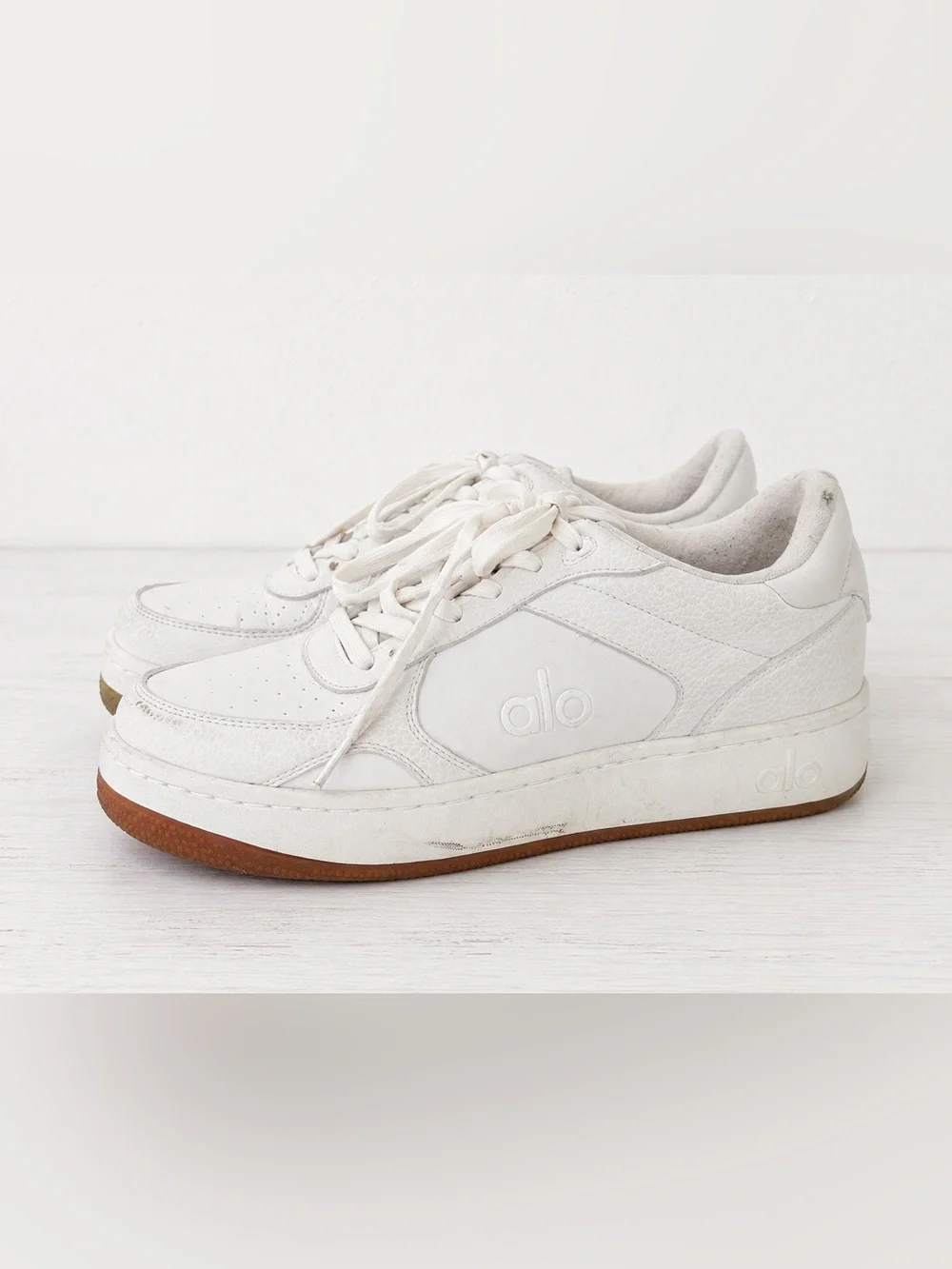 Alo Yoga Minimalist Monochrome White Leather Low Top Lace Up Sneakers W10/M8.5